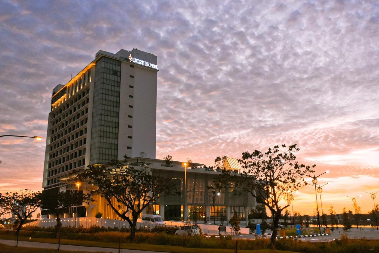 Ucsi Hotel 4*